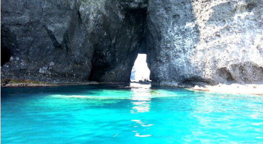 ホテルの近くの祝津マリーナから出発する海底が見えるボート『青の洞窟』グラスボート