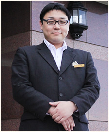 フロントスタッフ 日下部 直