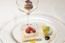 チョコレートムースのラビオリ仕立て　コーヒーアイスとフルーツ添え