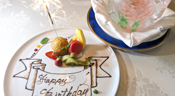 創作フレンチ絶景の宿 ホテルノイシュロス小樽のデコレーションケーキ(生クリームケーキ/チョコレートケーキ)楽天トラベルゴールドアワード2019受賞