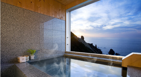 客室露天風呂から海を眺めながらの入浴