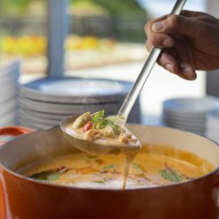 【お泊り頂いた方だけ味わえます】朝食にエビのビスクのスープカレーが新登場