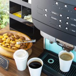 【１Ｆロビーでどうぞ！】ウェルカムコーヒー＆小菓子サービスが人気でございます。