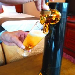 【自分で冷たいビールを注ぐ楽しみ】小樽・北海道のお酒を予めお部屋セットも可能！すぐにお楽しみ頂けるお酒セットが好評！お部屋で絶景を肴にグラスを傾けてはいかがでしょうか。